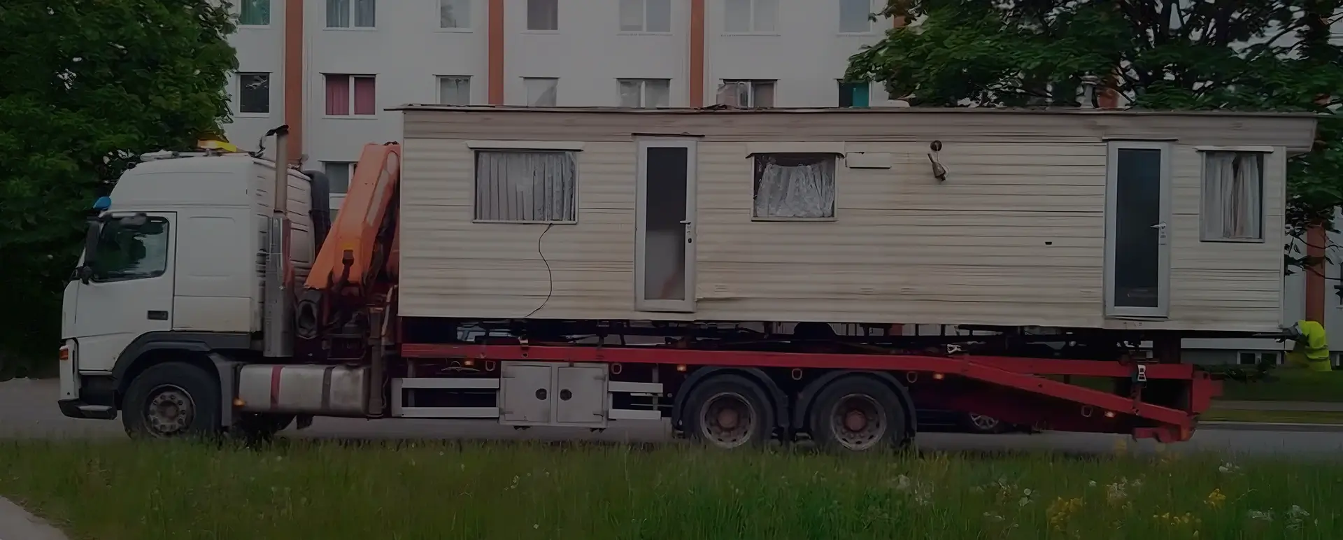 Получить онлайн цены на доставку низким тралом дом вагона в городе Набережные Челны (Приволжский округ - Республика Татарстан - Татария) на сайте самостоятельно